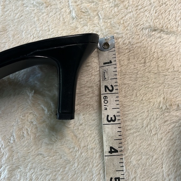 LifeStride black & white vintage flower pointy low heel pumps, flower/tassel - Picture 6 of 7